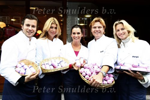 Amsterdam 4 oktober 2008
Estelle Gullit Winston Gerschtanowitz Bastiaan Ragas Quinty Trustfull en Anouk Smulders verkopen leverworst in roze verpakking bij de Hergo voor Pink Ribbon.
Peter Smulder s bv
