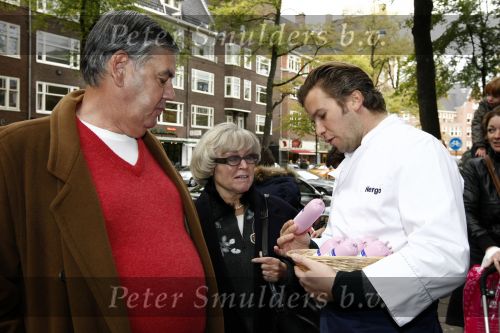 Amsterdam 4 oktober 2008
Estelle Gullit Winston Gerschtanowitz Bastiaan Ragas Quinty Trustfull en Anouk Smulders verkopen leverworst in roze verpakking bij de Hergo voor Pink Ribbon.
Peter Smulder s bv