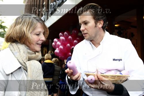 Amsterdam 4 oktober 2008
Estelle Gullit Winston Gerschtanowitz Bastiaan Ragas Quinty Trustfull en Anouk Smulders verkopen leverworst in roze verpakking bij de Hergo voor Pink Ribbon.
Peter Smulder s bv