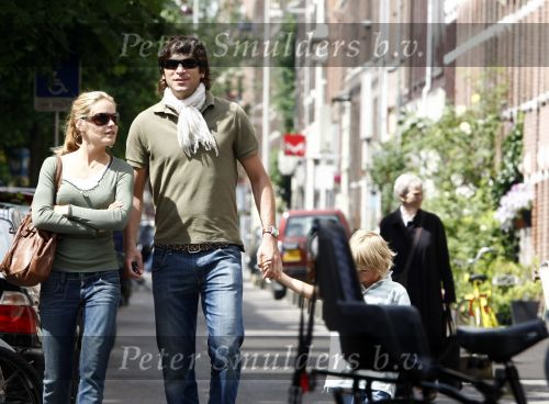 Amsterdam 11 juni 2008
Xander de Buisonje met zijn zoontje Sem v Dijk en vriendin Sophie aan het winkelen bij de albert Cuypstraat.