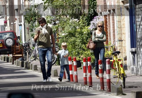 Amsterdam 11 juni 2008
Xander de Buisonje met zijn zoontje Sem v Dijk en vriendin Sophie aan het winkelen bij de albert Cuypstraat.