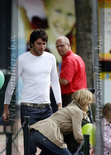 Hilversum 29 juni 2007
Xander de Buisonje Wendy v Dijk zoontje Sem en de moeder van Wendy v Dijk bij Mc Donalds in Hilversum.