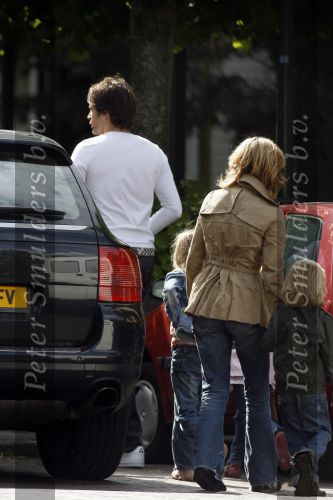 Hilversum 29 juni 2007
Xander de Buisonje Wendy v Dijk zoontje Sem en de moeder van Wendy v Dijk bij Mc Donalds in Hilversum.