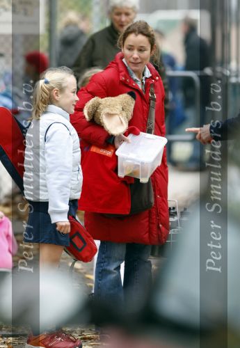 Laren 27 oktober 2007
De ex vriendin van Prins Willem Alexander Yolande Adriaansens bij de hockeyclub in Laren met haar dochter.