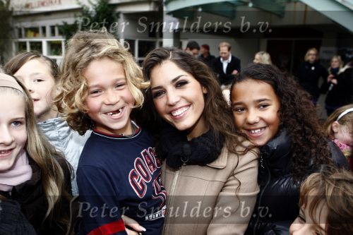Amsterdam 5 november 2008
Yolanthe Cabau v Kasbergen op school met kinderen voor goed doel Stop kindermisbruik. Maxim en Joelle Gullit et Yolanthe
Peter Smulders bv