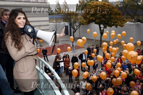 Amsterdam 5 november 2008
Yolanthe Cabau v Kasbergen op school met kinderen voor goed doel Stop kindermisbruik.
Peter Smulders bv