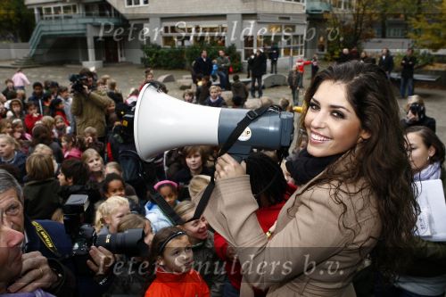 Amsterdam 5 november 2008
Yolanthe Cabau v Kasbergen op school met kinderen voor goed doel Stop kindermisbruik.
Peter Smulders bv