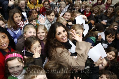 Amsterdam 5 november 2008
Yolanthe Cabau v Kasbergen op school met kinderen voor goed doel Stop kindermisbruik.
Peter Smulders bv