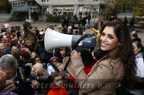 Amsterdam 5 november 2008
Yolanthe Cabau v Kasbergen op school met kinderen voor goed doel Stop kindermisbruik.
Peter Smulders bv