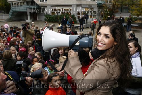 Amsterdam 5 november 2008
Yolanthe Cabau v Kasbergen op school met kinderen voor goed doel Stop kindermisbruik.
Peter Smulders bv