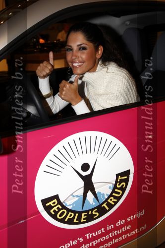 Amsterdam 15 januari 2008
Yolanthe Cabau v Kasbergen krijt smart auto voor haar goede doel.