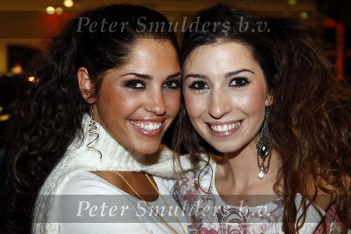 Amsterdam 15 januari 2008
Yolanthe Cabau v Kasbergen krijt smart auto voor haar goede doel. Yolanthe Cabau met zus