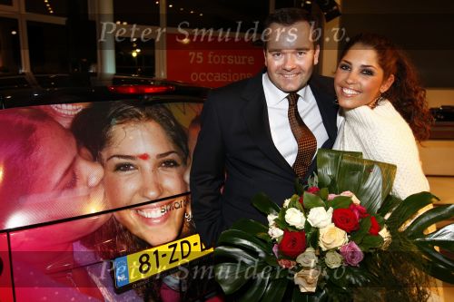 Amsterdam 15 januari 2008
Yolanthe Cabau v Kasbergen krijt smart auto voor haar goede doel.