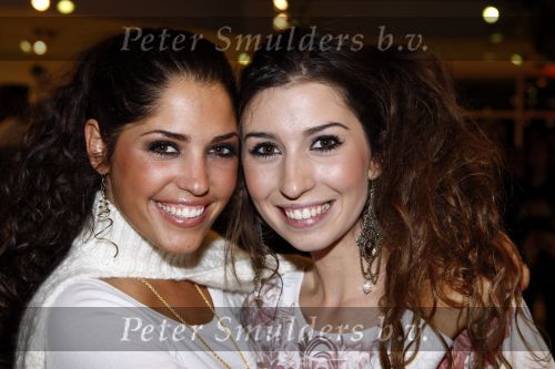 Amsterdam 15 januari 2008
Yolanthe Cabau v Kasbergen krijt smart auto voor haar goede doel. Yolanthe Cabau met zus