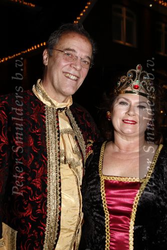 Amsterdam 21 december 2008
House warm party van Jan Smit en Yolanthe Cabau v Kasbergen. Iedereen is verkleed in kleding uit sprookjes. Moeder Yolanthe met man
Peter Smulders bv