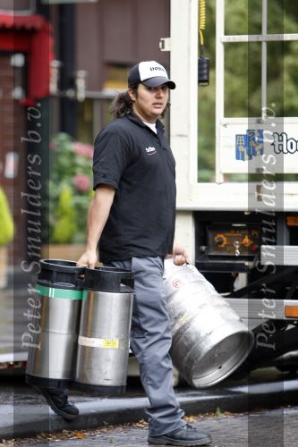 Rotterdam 17 augustus 2007
Yordi Breukhoven werkt bij drankgroothandel.
Hij bezorgt met zijn collega de drank bij horeca bedrijven