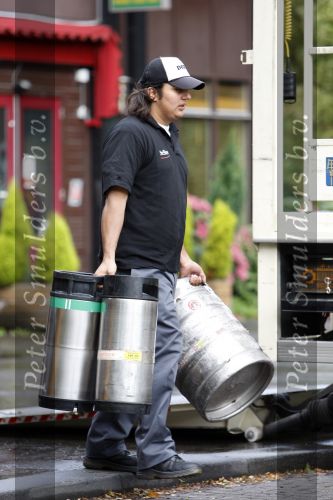 Rotterdam 17 augustus 2007
Yordi Breukhoven werkt bij drankgroothandel.
Hij bezorgt met zijn collega de drank bij horeca bedrijven