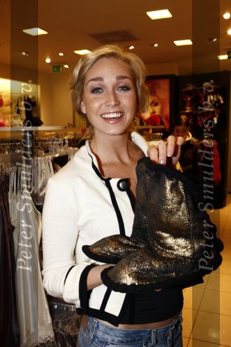 Amsterdam 4 december 2008
Zangeres Dominique v Hulst helpt klanten bij lingerie winkel Hunkemoller.
Zangeres Do Zangeres