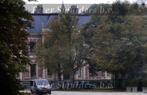 Nigtevecht 8 oktober 2007
Bij het landgoed Zwaanwijck waar Wendy v Dijk Jort Kelder en Georgina Verbaan wonen is een lijk gevonden. Politie doet onderzoek.