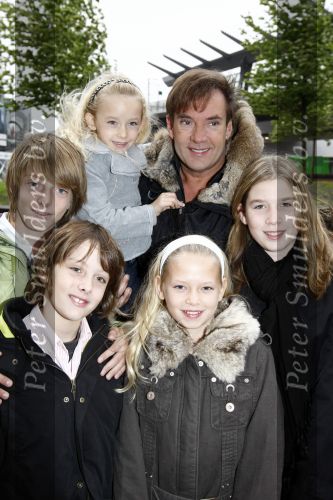 Amsterdam 5 oktober 2008
Premiere Sinterklaas en het geheim van het grote boek in pathe arena. gerard Joling met kinderen
Peter Smulders bv