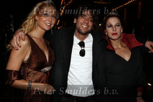 Amsterdam 21 december 2008
House warm party van Jan Smit en Yolanthe Cabau v Kasbergen. Iedereen is verkleed in kleding uit sprookjes. cameraman Jaap met 2 dames
Peter Smulders bv