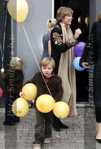 Amsterdam 4 oktober 2008
Prinses Laurentien met Prinses Eloise Prins Claus Cazimir en prinses Leonore bij premiere grote Terra in de Meervaart.
Peter Smulders bv