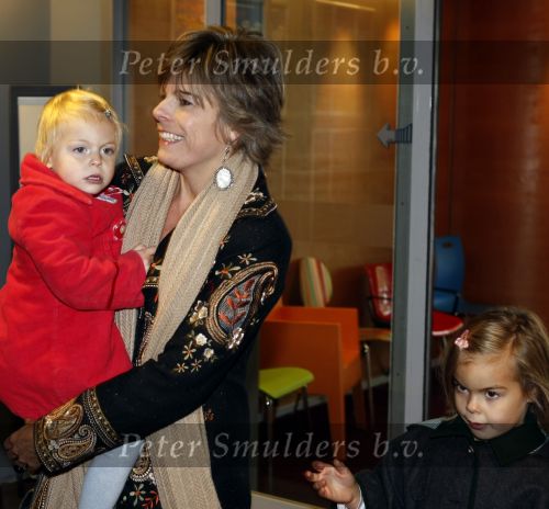 Amsterdam 4 oktober 2008
Prinses Laurentien met Prinses Eloise Prins Claus Cazimir en prinses Leonore bij premiere grote Terra in de Meervaart.
Peter Smulders bv