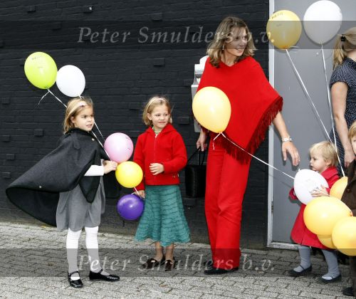 Amsterdam 4 oktober 2008
Prinses Laurentien met Prinses Eloise Prins Claus Cazimir en prinses Leonore bij premiere grote Terra in de Meervaart.
Peter Smulders bv