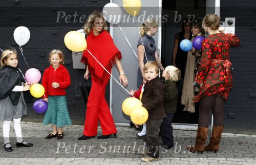 Amsterdam 4 oktober 2008
Prinses Laurentien met Prinses Eloise Prins Claus Cazimir en prinses Leonore bij premiere grote Terra in de Meervaart.
Peter Smulders bv