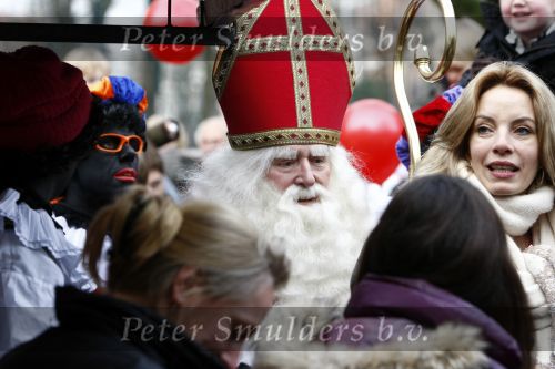 Amsterdam 29 november 2008
Tooske Breugem Ragas met dochter bij zwarte Piet en Sinterklaas.
Peter Smulders bv