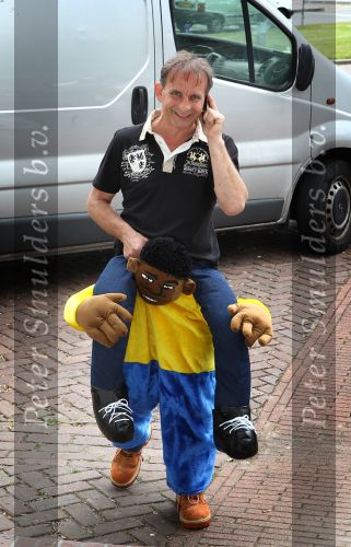 Eindhoven, 18 Juni 2010
Johan Vlemmix op zijn scooter in het Fifa shirt en Africa mascotte ( die inmiddels niet meer verkocht mag worden in Nederland ).
Foto Peter Smulders BV