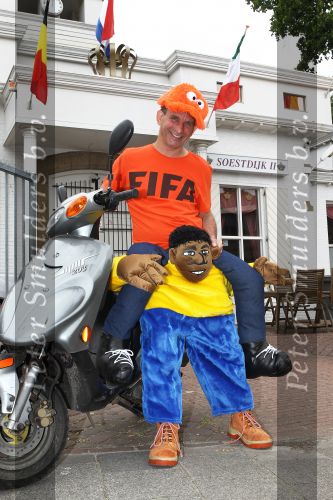 Eindhoven, 18 Juni 2010
Johan Vlemmix op zijn scooter in het Fifa shirt en Africa mascotte ( die inmiddels niet meer verkocht mag worden in Nederland ).
Foto Peter Smulders BV