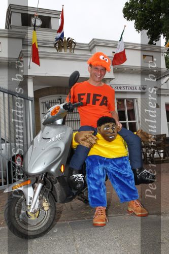 Eindhoven, 18 Juni 2010
Johan Vlemmix op zijn scooter in het Fifa shirt en Africa mascotte ( die inmiddels niet meer verkocht mag worden in Nederland ).
Foto Peter Smulders BV
