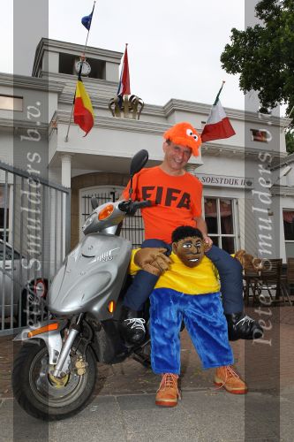 Eindhoven, 18 Juni 2010
Johan Vlemmix op zijn scooter in het Fifa shirt en Africa mascotte ( die inmiddels niet meer verkocht mag worden in Nederland ).
Foto Peter Smulders BV