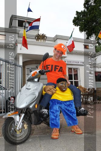 Eindhoven, 18 Juni 2010
Johan Vlemmix op zijn scooter in het Fifa shirt en Africa mascotte ( die inmiddels niet meer verkocht mag worden in Nederland ).
Foto Peter Smulders BV