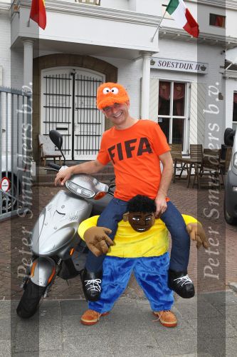 Eindhoven, 18 Juni 2010
Johan Vlemmix op zijn scooter in het Fifa shirt en Africa mascotte ( die inmiddels niet meer verkocht mag worden in Nederland ).
Foto Peter Smulders BV