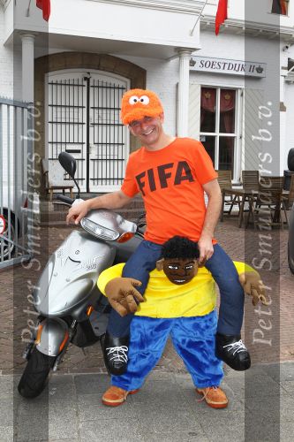 Eindhoven, 18 Juni 2010
Johan Vlemmix op zijn scooter in het Fifa shirt en Africa mascotte ( die inmiddels niet meer verkocht mag worden in Nederland ).
Foto Peter Smulders BV