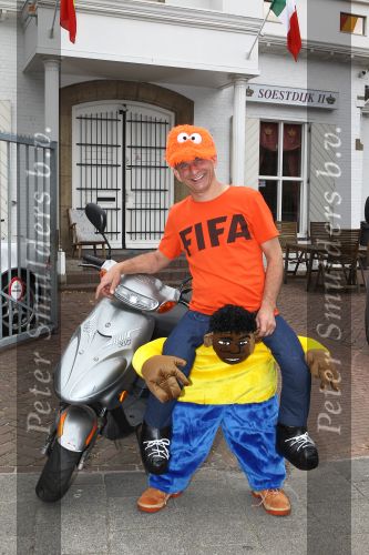 Eindhoven, 18 Juni 2010
Johan Vlemmix op zijn scooter in het Fifa shirt en Africa mascotte ( die inmiddels niet meer verkocht mag worden in Nederland ).
Foto Peter Smulders BV