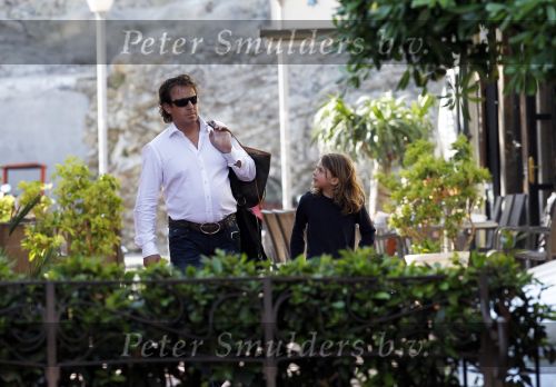Ibiza 2 mei 2010
Marco Borsato met Leontien Luca Jada Senna en moeder Mary Borsato op vakantie op ibiza.
Peter Smulders bv
