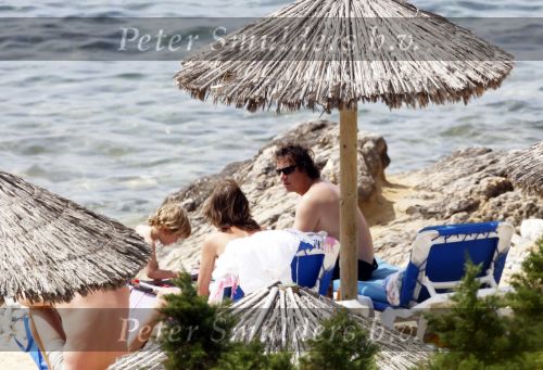 Ibiza 2 mei 2010
Marco Borsato met Leontien Luca Jada Senna en moeder Mary Borsato op vakantie op ibiza.
Peter Smulders bv