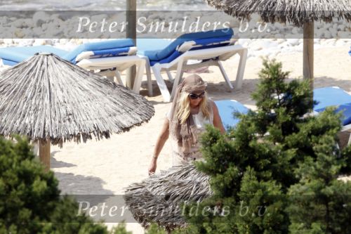Ibiza 2 mei 2010
Marco Borsato met Leontien Luca Jada Senna en moeder Mary Borsato op vakantie op ibiza.
Peter Smulders bv