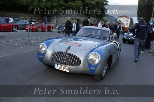 Brescia 6 mei 2010
State of Art is de kledingsponsor van de Mille Miglia. Mika Hakkinen in bijzondere mercedes
Peter Smulders bv