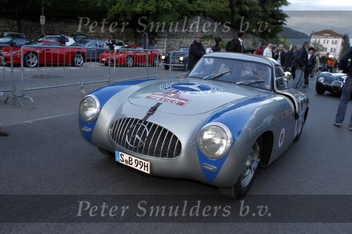 Brescia 6 mei 2010
State of Art is de kledingsponsor van de Mille Miglia. Mika Hakkinen in bijzondere mercedes
Peter Smulders bv