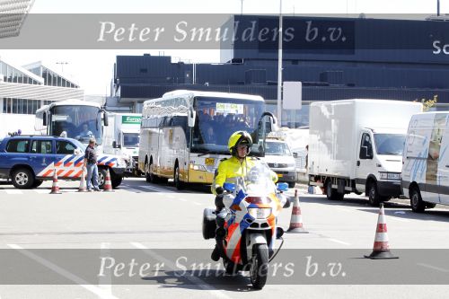 Noordwijk en Schiphol 19 mei 2010
Vertrek Nederlands elftal met vrouwen en kinderen naar Oostenrijk voor trainingskamp ivm WK voetbal. spelersbus met politie
Peter Smulders bv