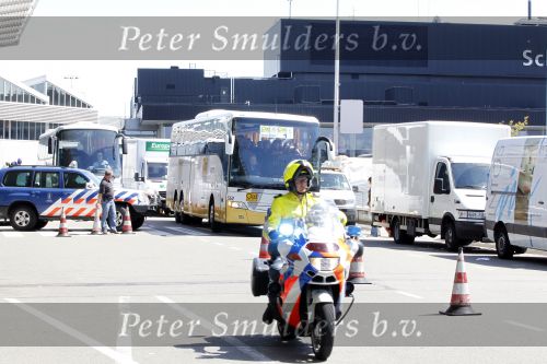 Noordwijk en Schiphol 19 mei 2010
Vertrek Nederlands elftal met vrouwen en kinderen naar Oostenrijk voor trainingskamp ivm WK voetbal. spelersbus met politie
Peter Smulders bv