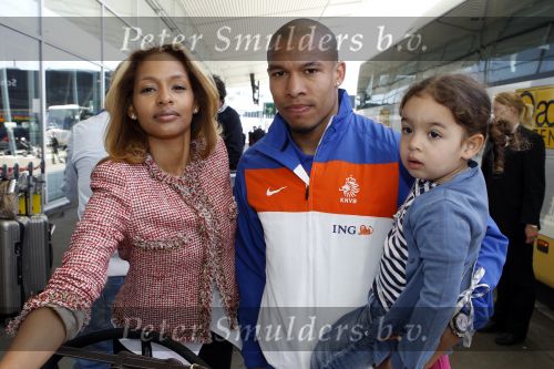 Noordwijk en Schiphol 19 mei 2010
Vertrek Nederlands elftal met vrouwen en kinderen naar Oostenrijk voor trainingskamp ivm WK voetbal. Nigel de Jong met zijn vriendin Winoma en dochter Isaura
Peter Smulders bv