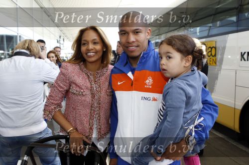 Noordwijk en Schiphol 19 mei 2010
Vertrek Nederlands elftal met vrouwen en kinderen naar Oostenrijk voor trainingskamp ivm WK voetbal. Nigel de Jong met zijn vriendin Winoma en dochter Isaura
Peter Smulders bv