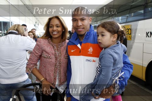 Noordwijk en Schiphol 19 mei 2010
Vertrek Nederlands elftal met vrouwen en kinderen naar Oostenrijk voor trainingskamp ivm WK voetbal. Nigel de Jong met zijn vriendin Winoma en dochter Isaura
Peter Smulders bv