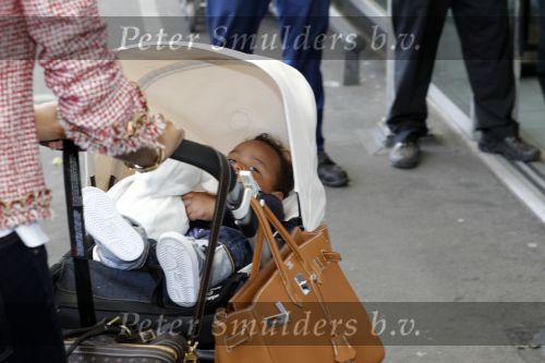 Noordwijk en Schiphol 19 mei 2010
Vertrek Nederlands elftal met vrouwen en kinderen naar Oostenrijk voor trainingskamp ivm WK voetbal. Nigel de Jong met zijn vriendin Winoma en dochter Isaura
Peter Smulders bv