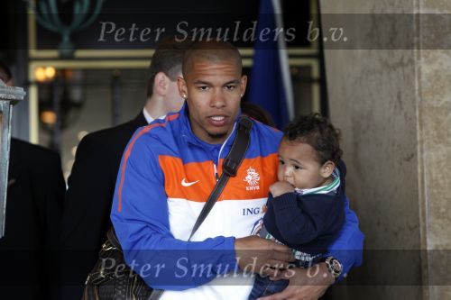 Noordwijk en Schiphol 19 mei 2010
Vertrek Nederlands elftal met vrouwen en kinderen naar Oostenrijk voor trainingskamp ivm WK voetbal. Nigel de Jong met zijn vriendin Winoma en dochter Isaura
Peter Smulders bv
